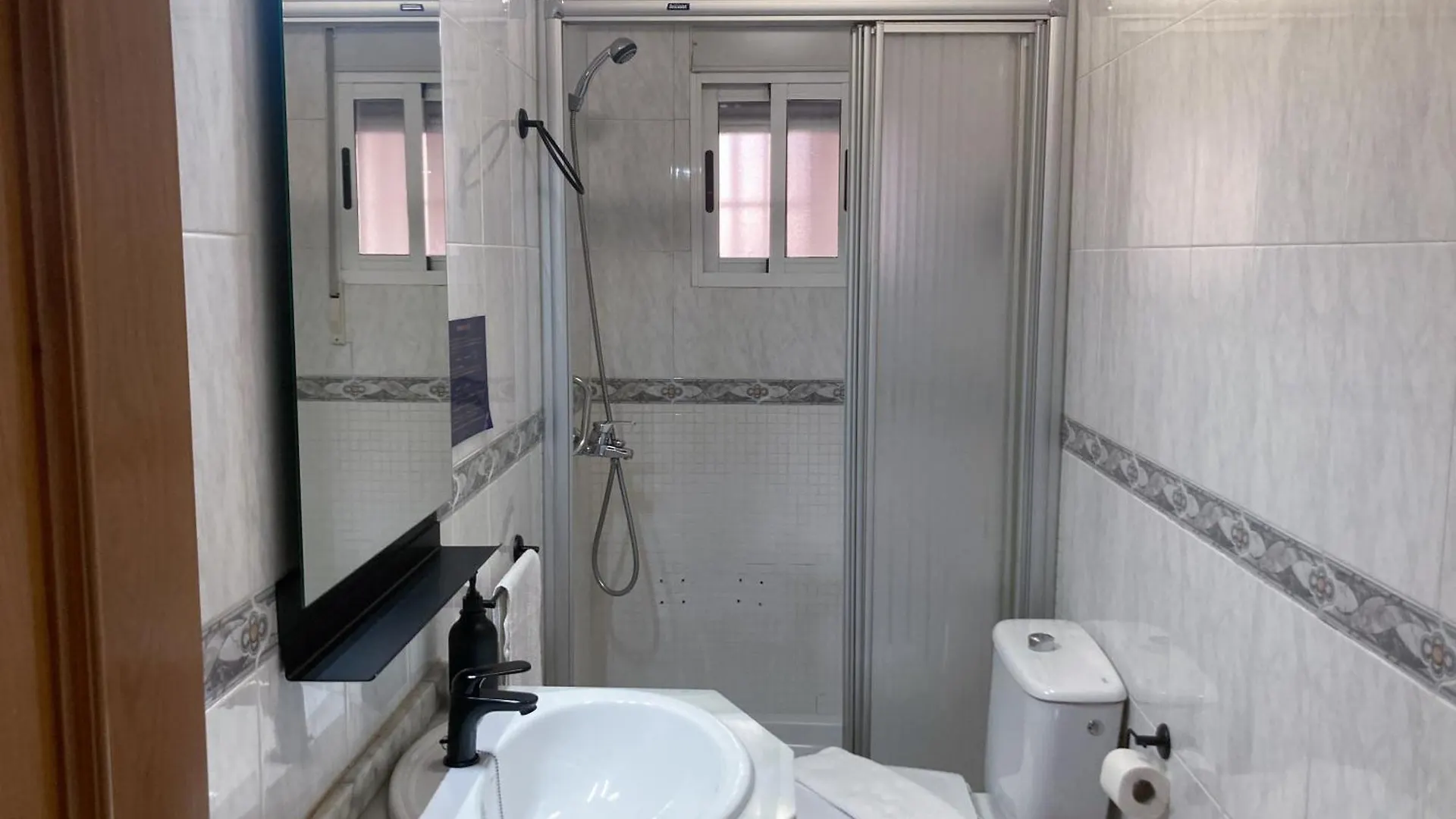 Luninoso Y Practico Apartamento En El Centro Con Amplio Parking Incluido Granada Spain